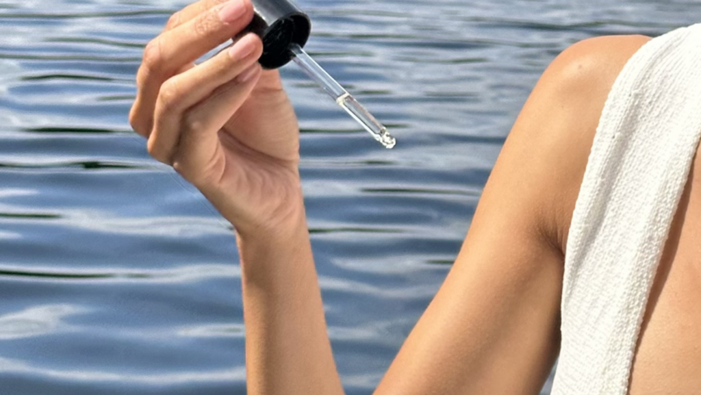 Kaltgepresstes Bio Rizinusöl als natürliche Pflege für Wimpern, Augenbrauen und Kopfhaut